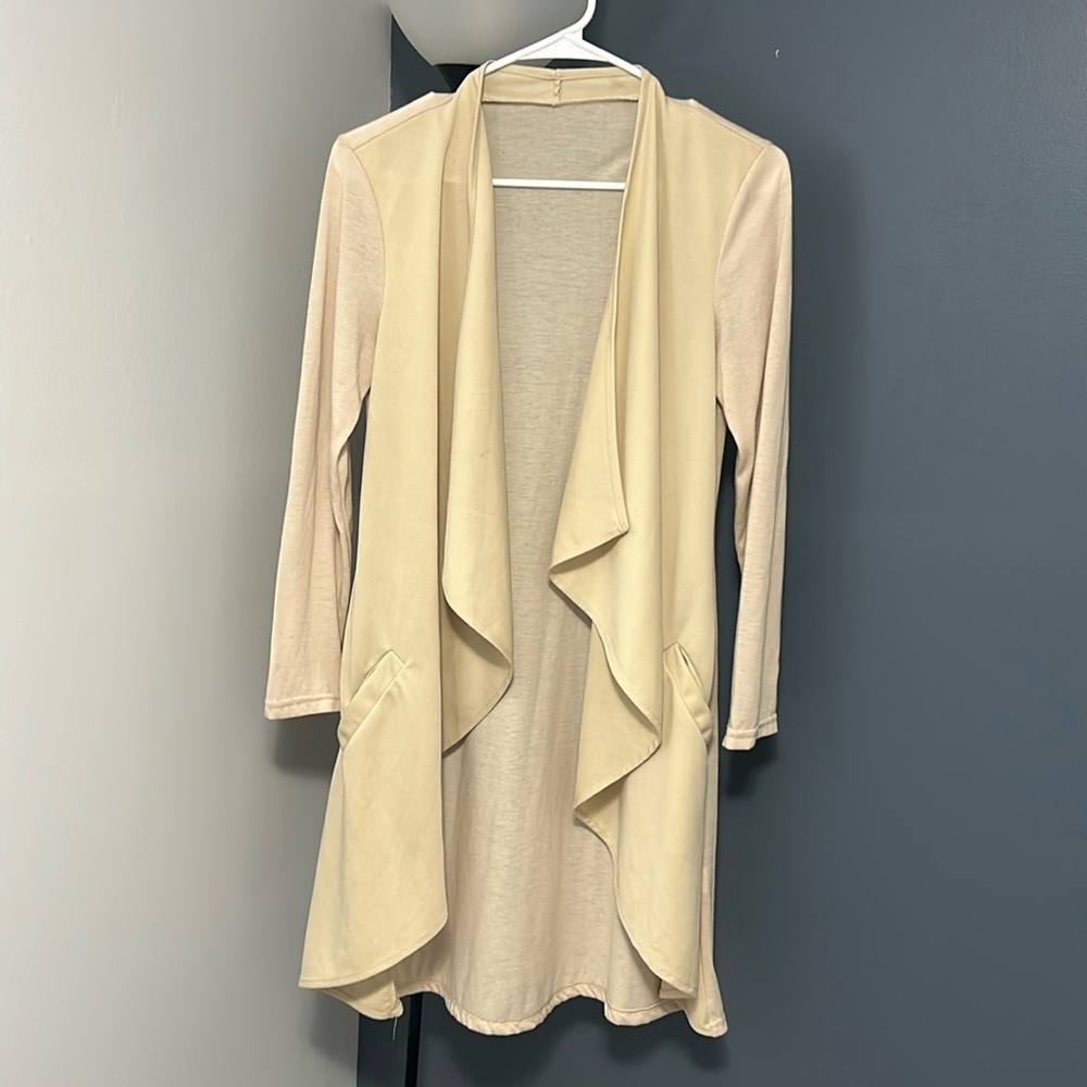 🚨PART OF 4 for 10🚨
Classy Beige Cardigan with pockets